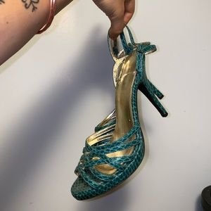 Turquoise faux snake skin 3” heels fair condition size 8